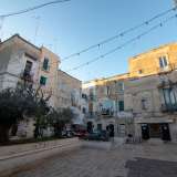 Per ammirare Palazzo Casamassimi raggiungiamo Largo Albicocca, recentemente abbellito e restituito ai cittadini con la romantica qualifica di �piazza degli innamorati� 